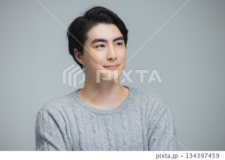 ニットを着た若い男性 ニットを着た若い男性 134397459
