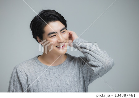 ニットを着た若い男性 134397461