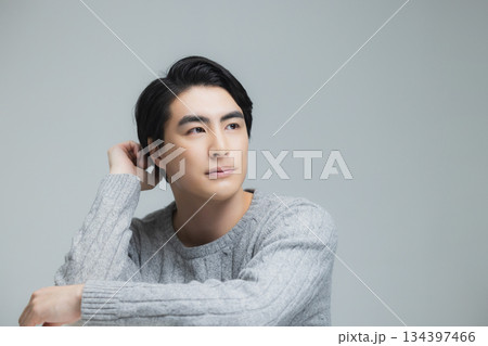 ニットを着た若い男性 134397466