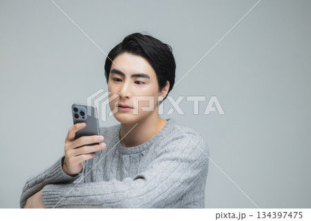 ニットを着た若い男性　 134397475