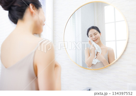 洗面所で鏡を見る若い女性 134397552
