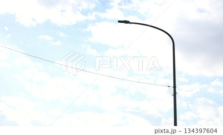 街路灯と青空 134397604