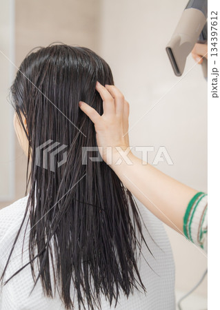 ドライヤーで髪の毛を乾かす若い女性 134397612
