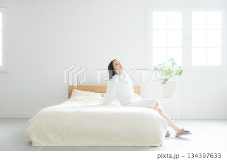 ベッドに座る女性 134397633