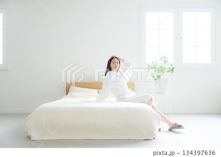 ベッドに座る女性 ベッドに座る女性 134397636