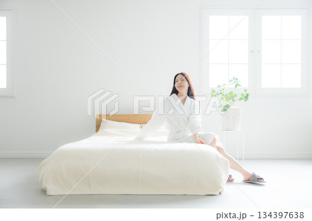 ベッドに座る女性 ベッドに座る女性 134397638