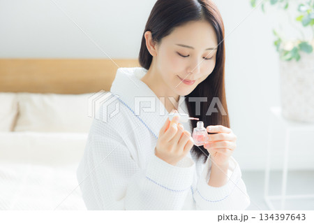 ベッドに座る女性 ベッドに座る女性 134397643
