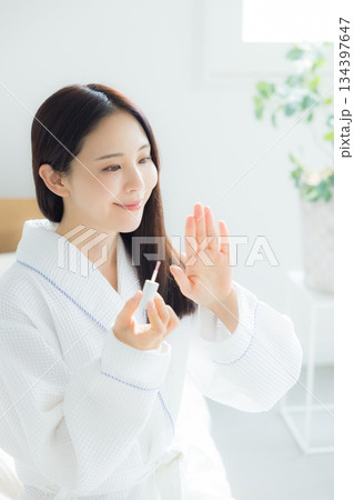 ベッドに座る女性 ベッドに座る女性 134397647