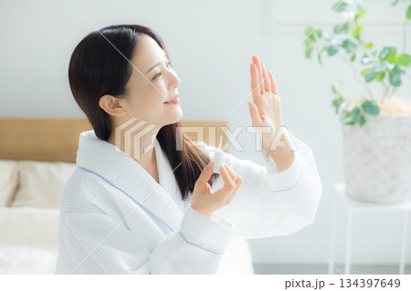 ベッドに座る女性　 134397649