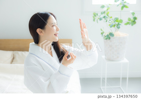 ベッドに座る女性　 134397650