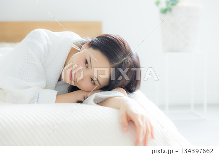ベットでくつろぐ女性 134397662