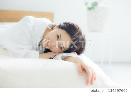ベットでくつろぐ女性 134397663