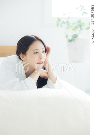 ベットでくつろぐ女性 134397665