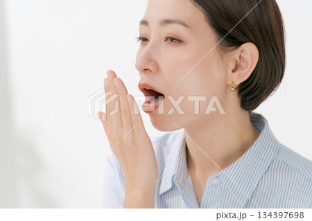 口の匂いを気にする女性 134397698