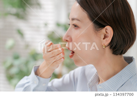 口の匂いを気にする女性 口の匂いを気にする女性 134397700
