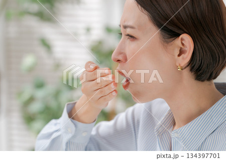 口の匂いを気にする女性 口の匂いを気にする女性 134397701