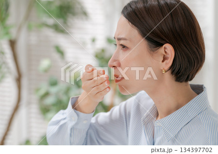 口の匂いを気にする女性 口の匂いを気にする女性 134397702