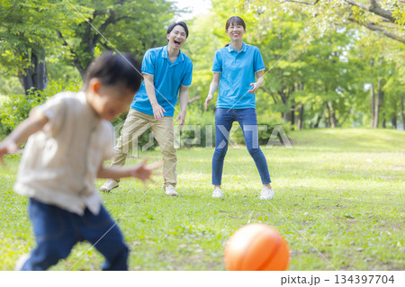 子供と遊ぶ青いポロシャツの男女スタッフ 子供と遊ぶ青いポロシャツの男女スタッフ 134397704
