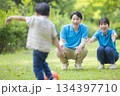 子供と遊ぶ青いポロシャツの男女スタッフ　 134397710