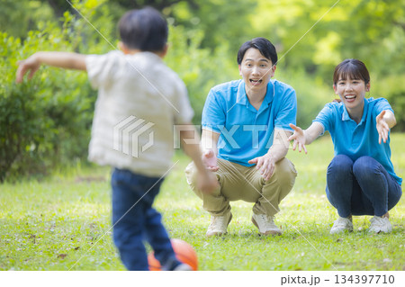 子供と遊ぶ青いポロシャツの男女スタッフ　 134397710