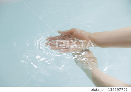 お風呂　湯船　お湯　 134397791
