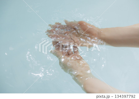 お風呂　湯船　お湯　 134397792