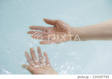 お風呂　湯船　お湯　 134397795