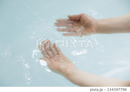 お風呂　湯船　お湯　 134397796