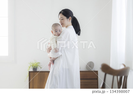 赤ちゃんのお世話をする若い母親 赤ちゃんのお世話をする若い母親 134398007