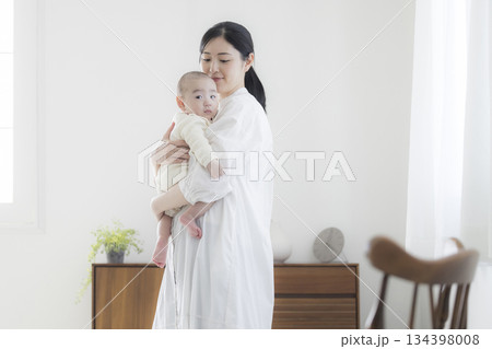 赤ちゃんのお世話をする若い母親 赤ちゃんのお世話をする若い母親 134398008