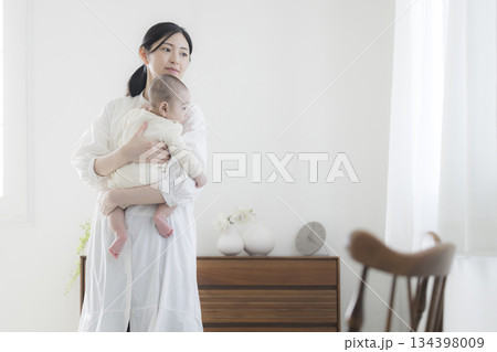 赤ちゃんのお世話をする若い母親　　　　 134398009