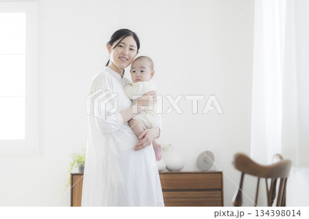 赤ちゃんのお世話をする若い母親 赤ちゃんのお世話をする若い母親 134398014