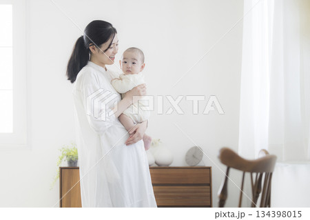 赤ちゃんのお世話をする若い母親　　　　 134398015