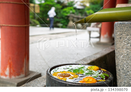 京都府八幡市の石清水八幡宮で撮影した花手水 京都府八幡市の石清水八幡宮で撮影した花手水 134398070