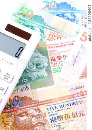 香港の通貨、香港ドル(HKD)の紙幣と電卓 香港の通貨、香港ドル(HKD)の紙幣と電卓 134398401