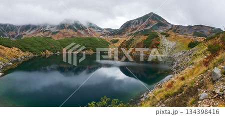 秋の観光名所立山黒部アルペンルートの室堂山頂のみくりが池のパノラマ風景 秋の観光名所立山黒部アルペンルートの室堂山頂のみくりが池のパノラマ風景 134398416