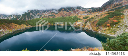 秋の観光名所立山黒部アルペンルートの室堂山頂のみくりが池のパノラマ風景 秋の観光名所立山黒部アルペンルートの室堂山頂のみくりが池のパノラマ風景 134398418