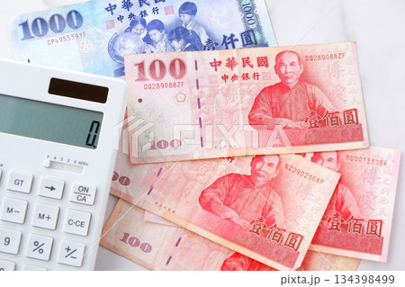 中華民国（台湾）の通貨、新台湾ドルTWDの紙幣と電卓 134398499