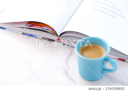 淹れたてのコーヒーを飲みながら、のんびり読書を楽しんでいるイメージ 134398682