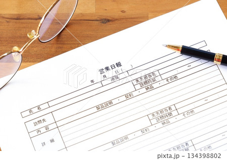 営業日報 - 営業マンがその日の業務を振り返り、訪問した顧客や打合せ内容を上司に報告する営業日報 134398802