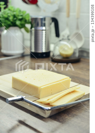 Bamboo cutting board with a built-in cheese cutting device Bamboo cutting board with a built-in cheese cutting device 134399108