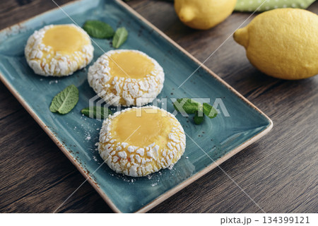 Lemon crackle cookies with lemon curd Lemon crackle cookies with lemon curd 134399121