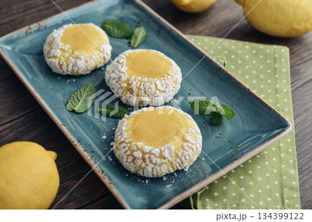 Lemon crackle cookies with lemon curd Lemon crackle cookies with lemon curd 134399122