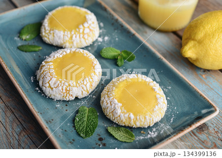 Lemon crackle cookies with lemon curd Lemon crackle cookies with lemon curd 134399136