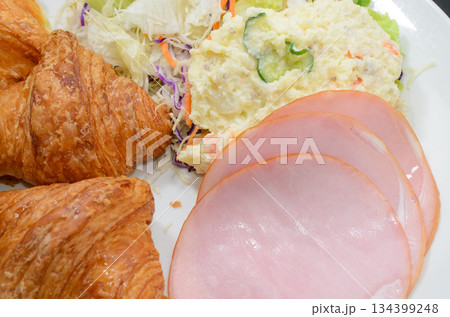 ミニクロワッサンで朝食 134399248