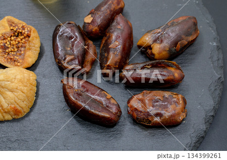 ドライデーツといちじくでくつろぎのひととき 134399261