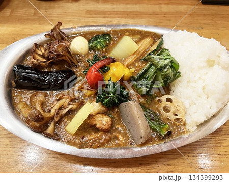 揚げ野菜をたっぷり乗せたスパイスが効いて美味しそうなカレー 揚げ野菜をたっぷり乗せたスパイスが効いて美味しそうなカレー 134399293