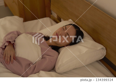 睡眠　うなされる女性　ベッドルーム 134399314