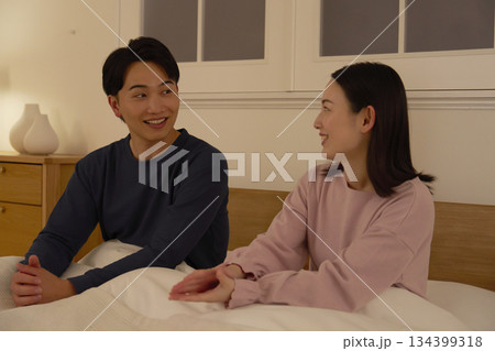 ベッドの上で会話する夫婦 ベッドの上で会話する夫婦 134399318