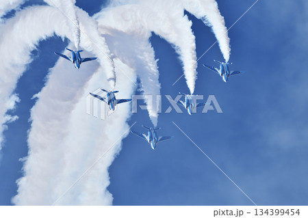 ブルーインパルスのアクロバット飛行 134399454